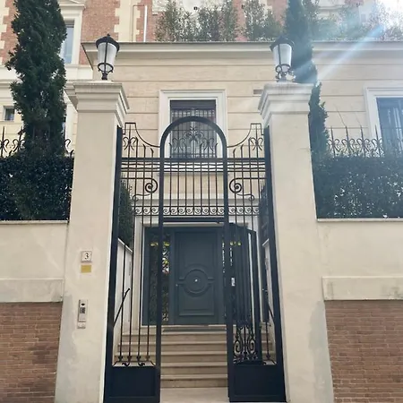 Luxury White House Daire